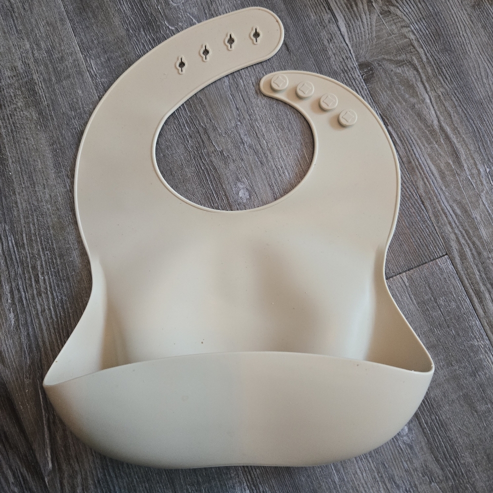 Mushie Silicone Baby Bib with Catcher Pocket - Cream
